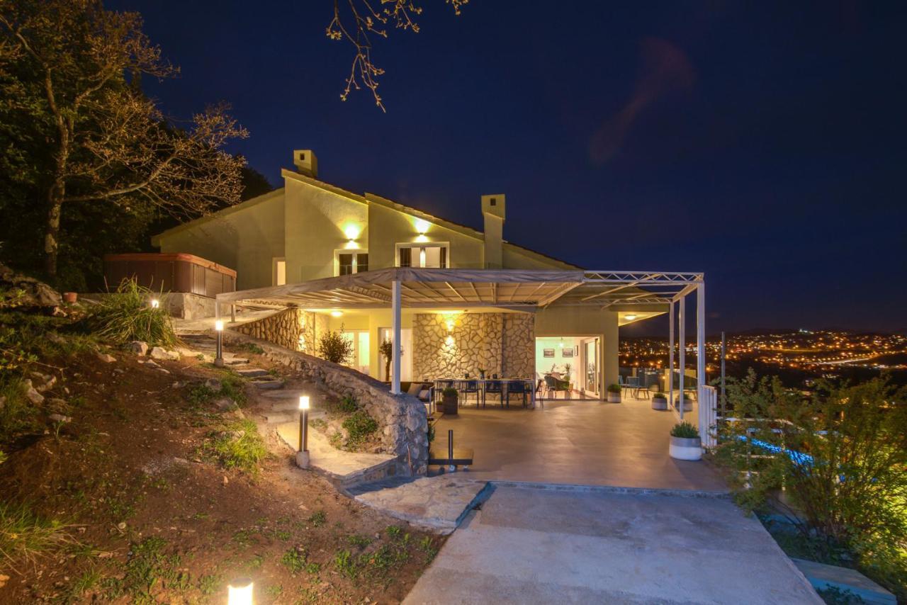 Premium Villa, Heatable Infinity Pool, Jacuzzi And Seaview, Beach And City Just 10Min By Foot Volosko Exterior foto